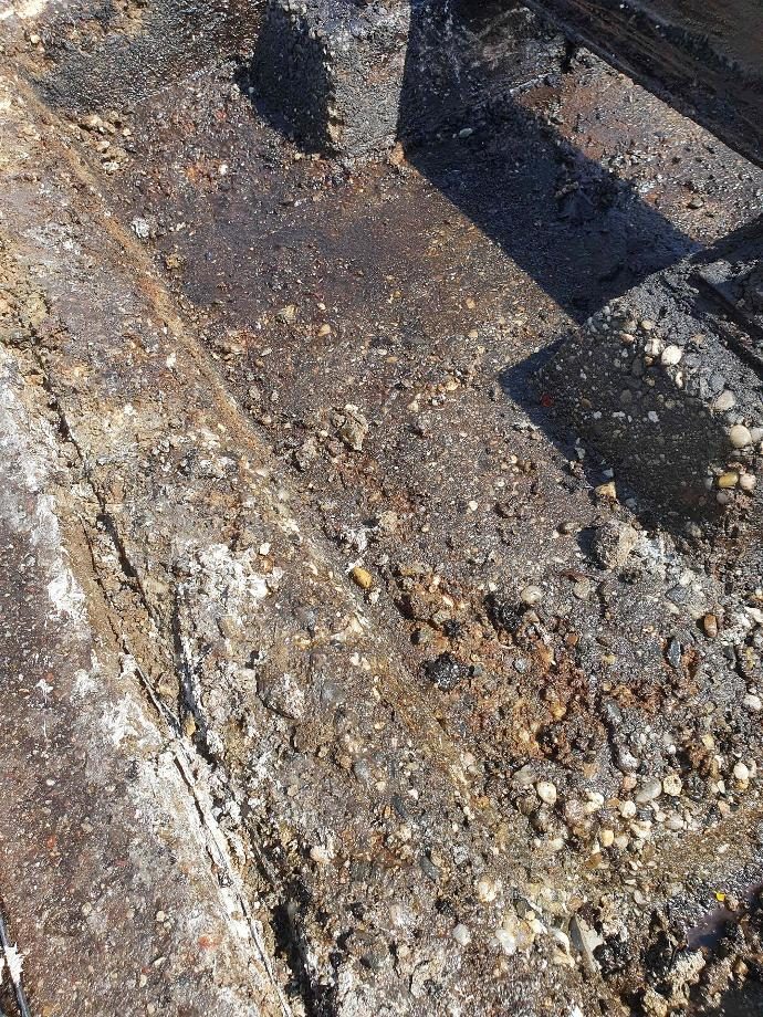Beton deteriorat de combustibil și ulei înainte de reparație