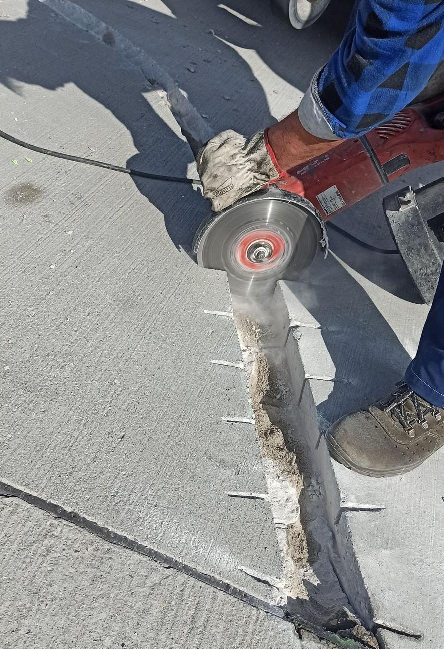 Deschiderea fisurii din placa de aeroport pentru mortarul Crono
