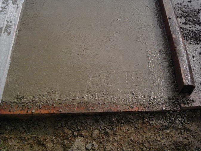 Beton tratat cu Vetrofluid, intact după ploaie la 15 minute