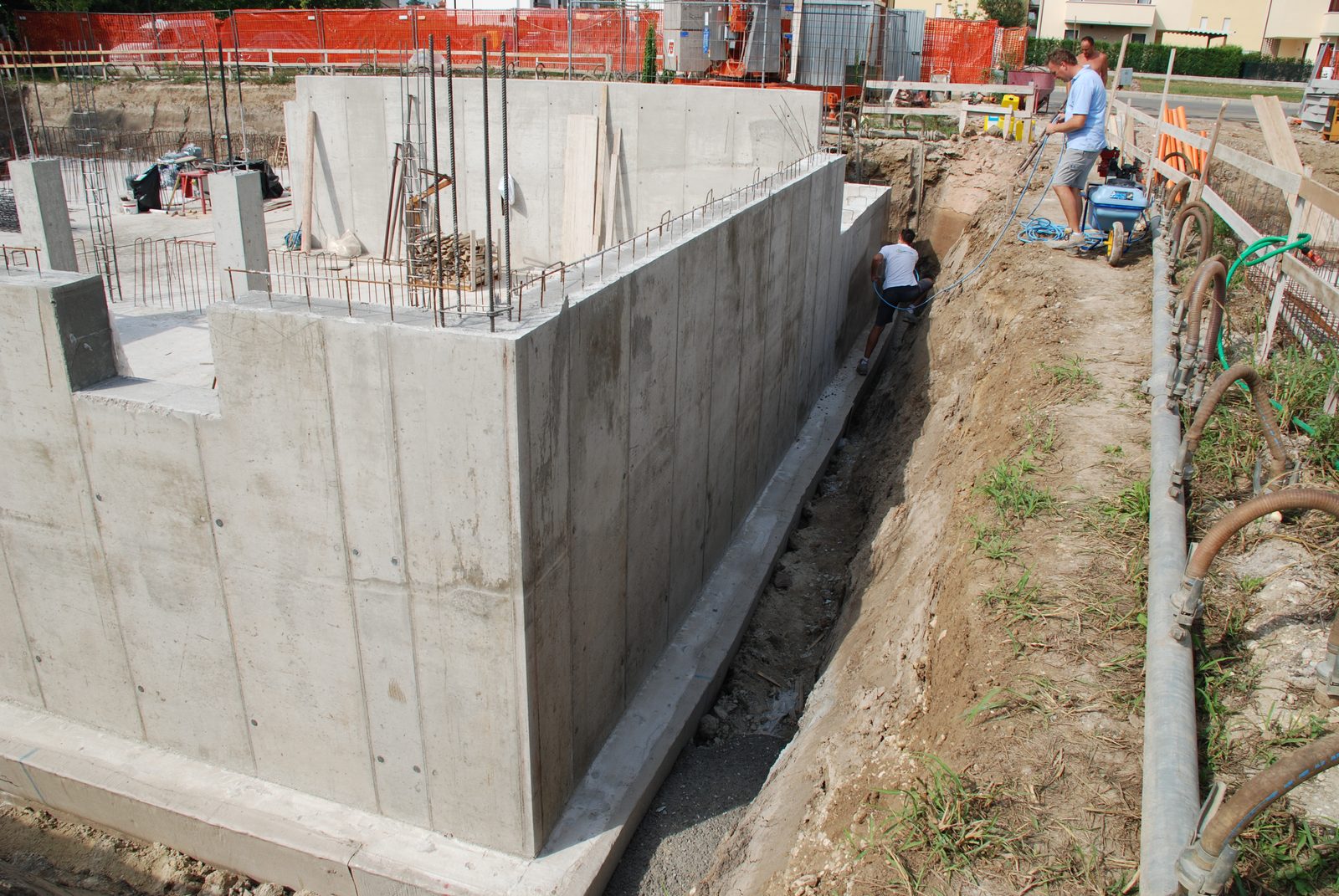Pulverizarea Evercrete Vetrofluid pe pereții unui subsol nou, înainte de executarea umpluturii