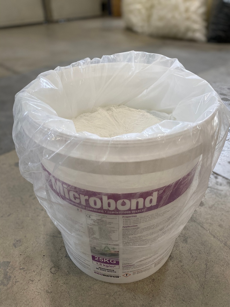 Pulberea dintr-un ambalaj de Microbond alb