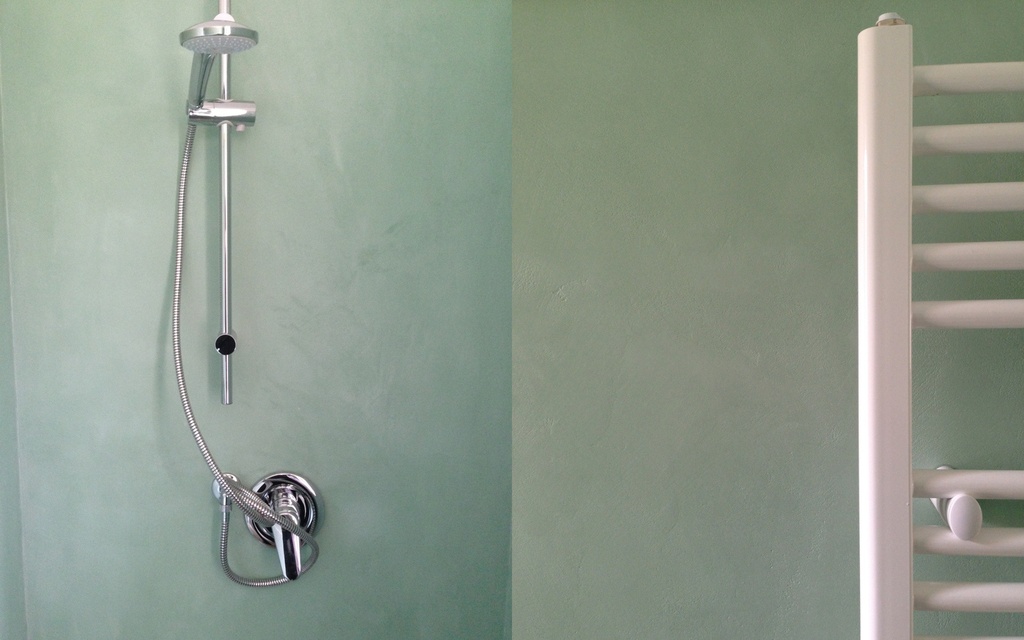 Mortar decorativ Microbond verde într-un duș