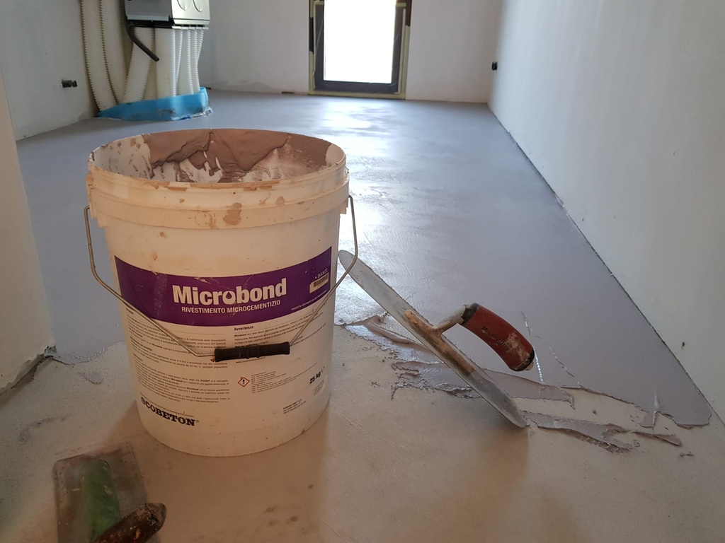 Aplicarea cu mistria a acoperirii decorative Microbond