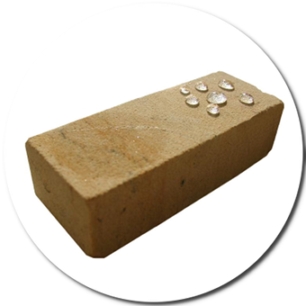 Drops of water cannot wet the brick surface because of the Brickcover water-repellent effect