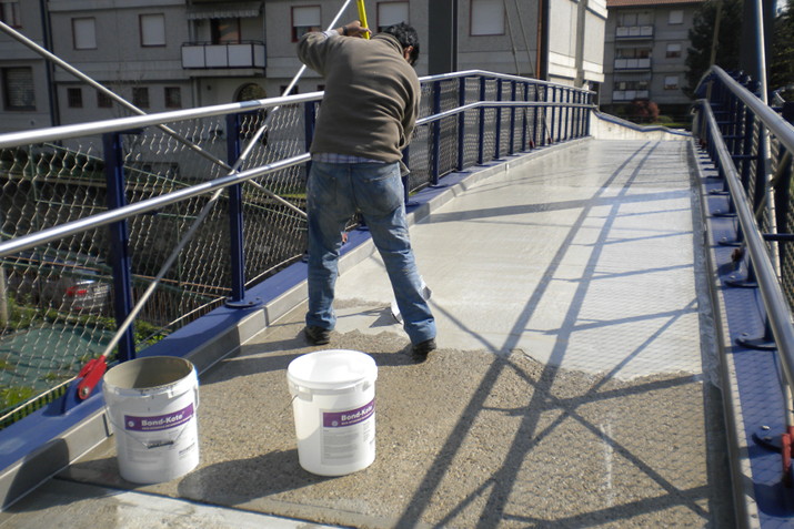 Photo of a suspended pedestrian walkway during the resurfacing with Ercole