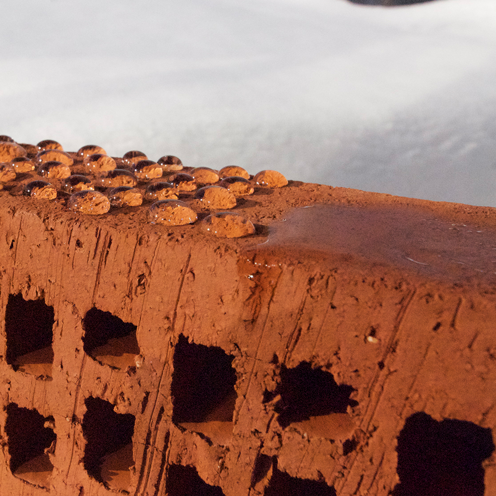 Water-repellent effect of Brickcover applied to a brick