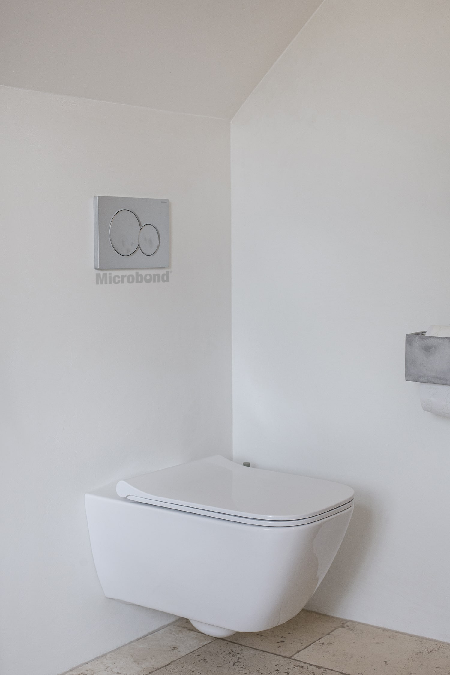 Bathroom walls covered with Microbond microcement