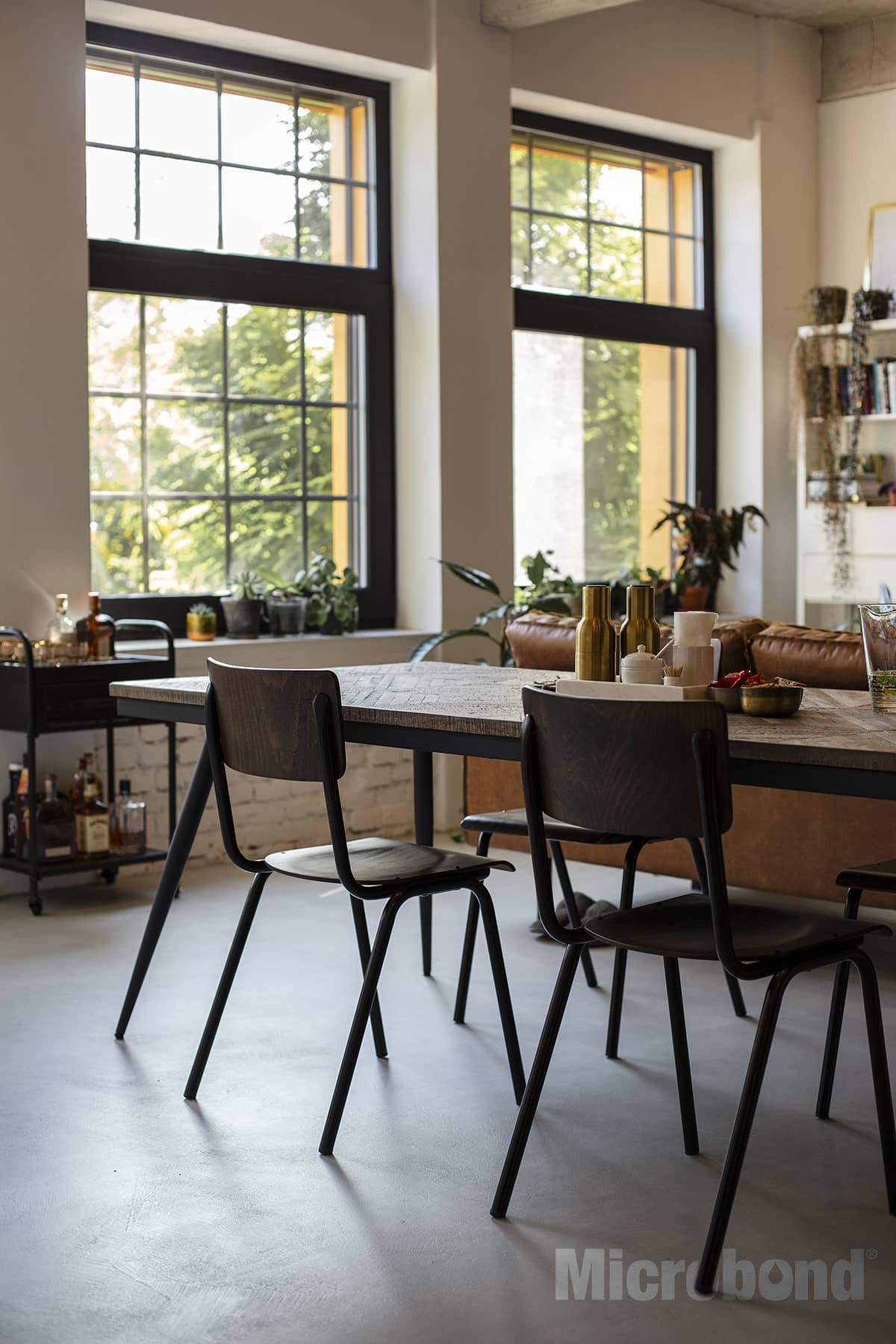 An elegant restoration of an old cellar, with a smooth and uniform Microbond microcement floor