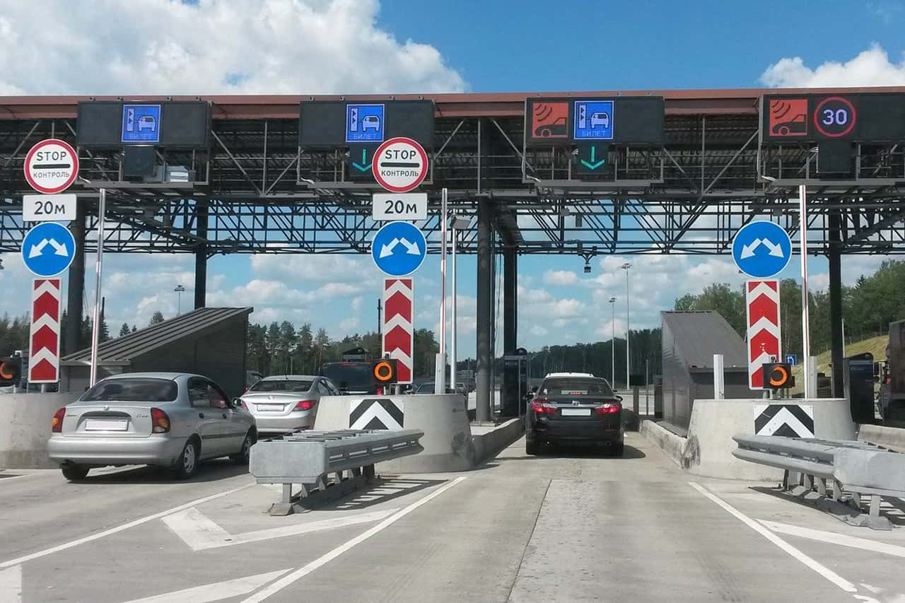 pavaj din beton al unei cabine de taxare de autostradă