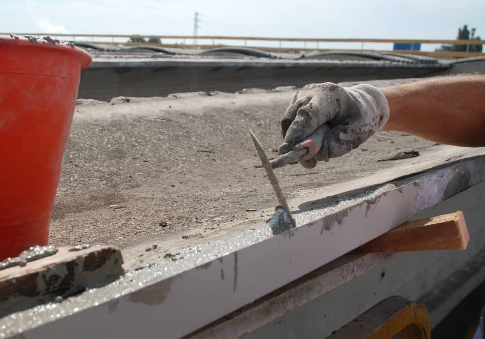 Restoration and re-profiling of concrete beams with Strutturale mortar